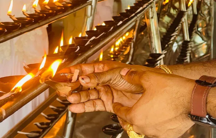 ජය ශ්රී මහා බෝධීන් වහන්සේ අභියස පැවති පහන් පූජාව